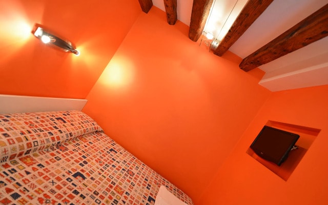 BIENNALE EASY aircond, 2pax wifi,courtyard
