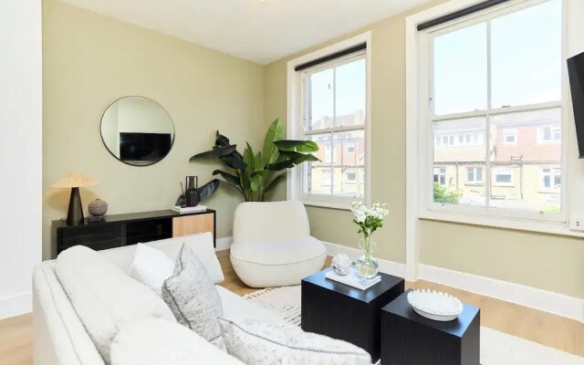 Classic Edwardian Flat near Emirates