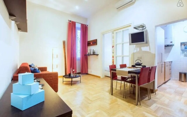 Eclectic 3 bed Flat 10 Minutes From the Colosseum