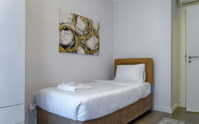 Gorgeous Central 2BR Condo w City Views
