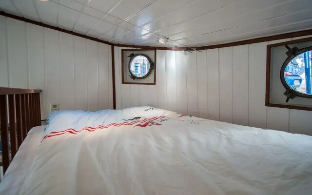 Houseboat Apartments - Canal Belt East Area