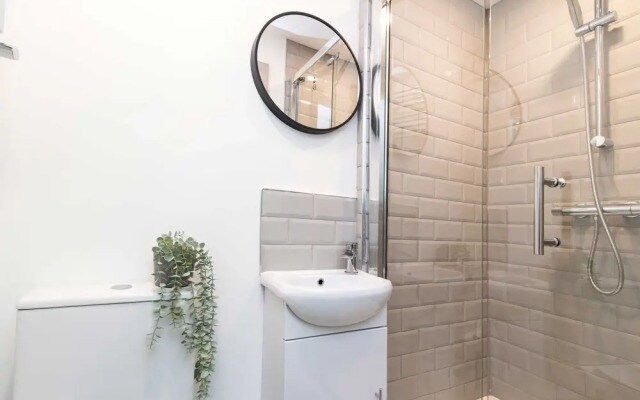 OnPoint - Large 6 Bed House With Parking