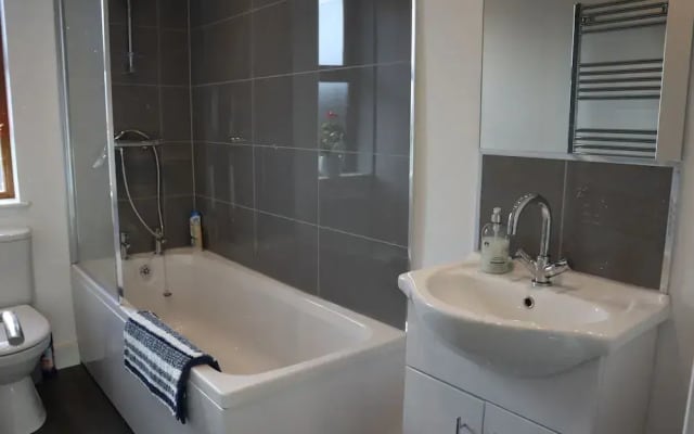 Sheffield 4-bedroom house free parking