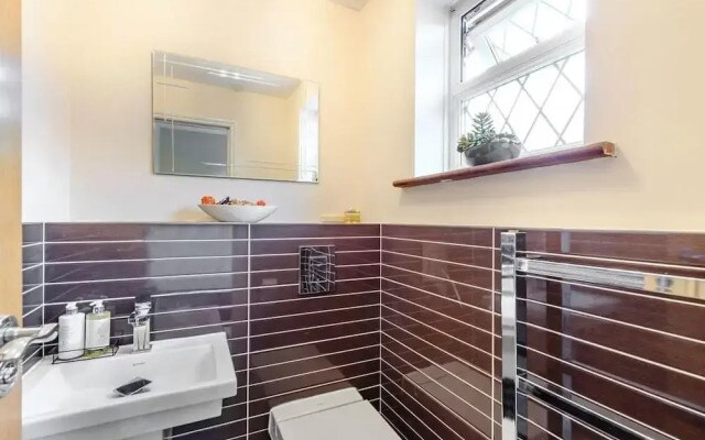 6 Bed House - Sleeps 11 - Pets - Garden - Parking