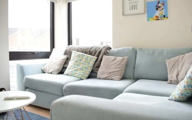 Bright 1 Bedroom Flat in North London With Balcony