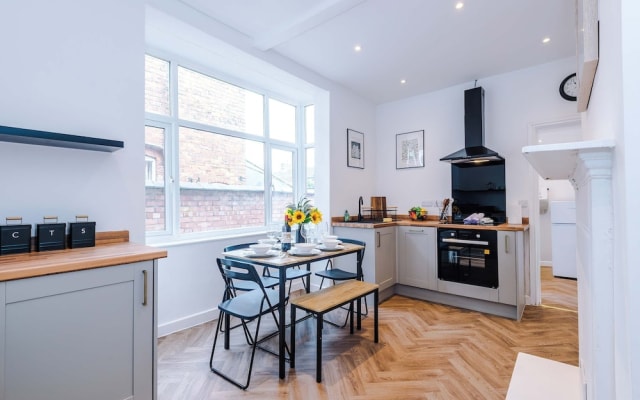 Spacious Home Ideal for Professionals Sleeps 8