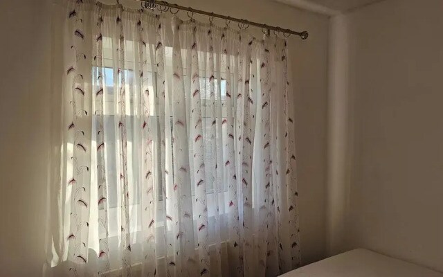 3-bed House in Newcastle Under Lyme, Free Parking