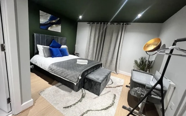 3br-sleeps8-canarywharf-cinemabedroom