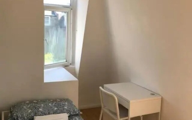 Single bedrooms with wifi and underbed 10