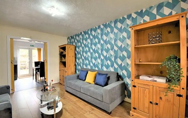 Manchester Townhouse by BEVOLVE - 4 bedrooms - Free Parking