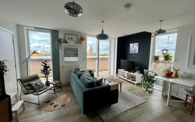 Elegant Chic Living Vibrant London Area