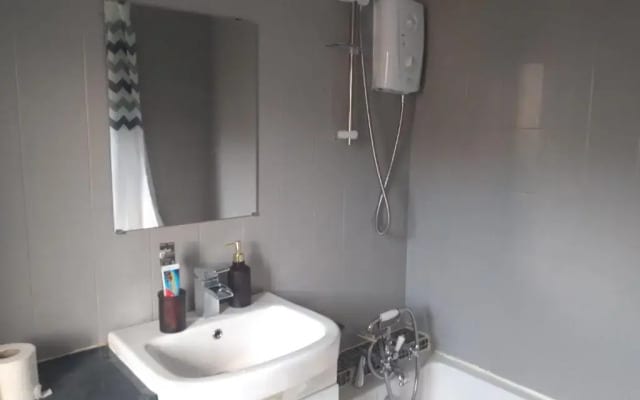 2 Bed House - Sleeps 4 - Pets - Garden - Parking