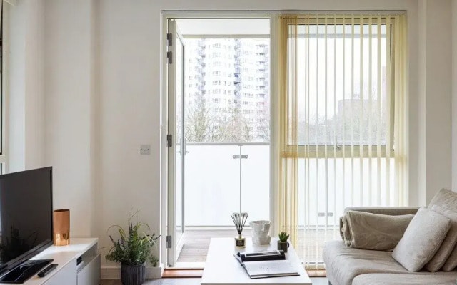 Sophisticated 2 Bed Flat with Balcony in Acton