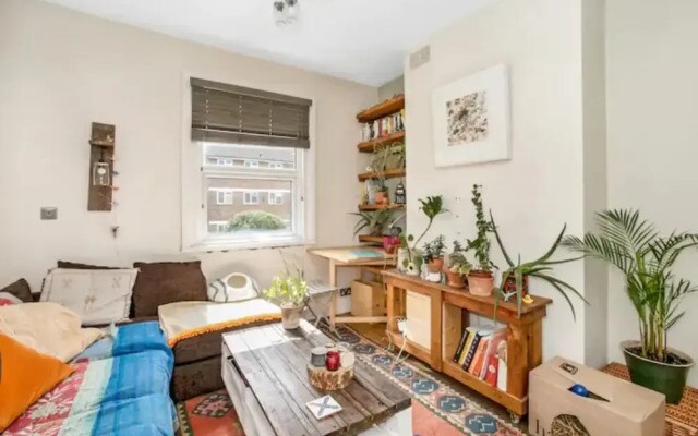 Gorgeous Refurbished 2 Bedroom Apartment With Garden