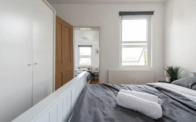 Stylish 4BR Home WiFi FreeParking