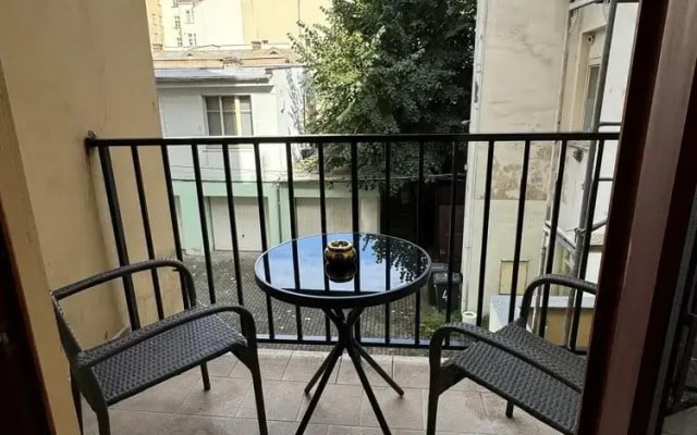 1 Bed Flat - Sleeps 2 - Pets - Smoking on Terrace