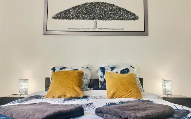 7 minutes Disney/Netflix/Terrace/Car park