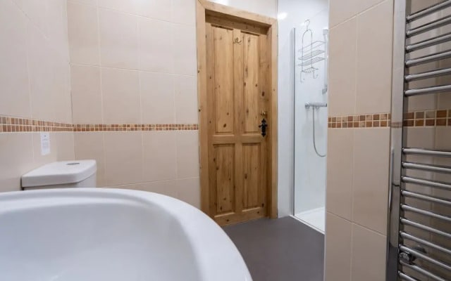 The Holmes Barn - Sleeps 16 - Pet Friendly