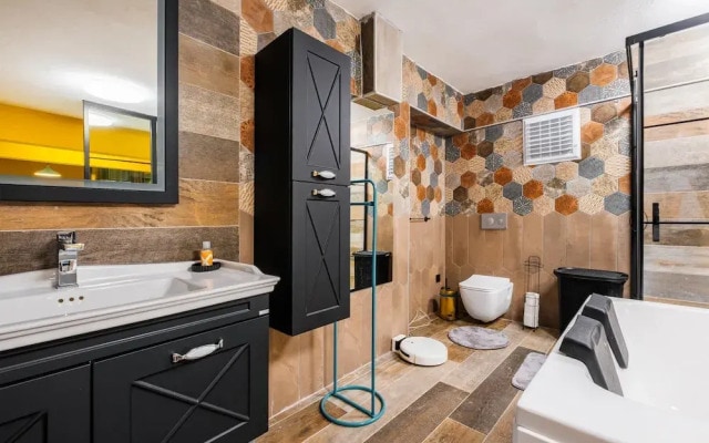 Flat w Jacuzzi and Backyard 6 min to Kadikoy Coast