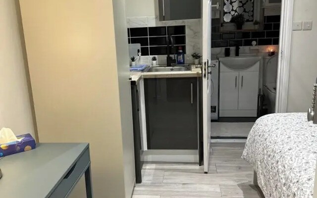 Studio Sleeps 1 Near Acton Park