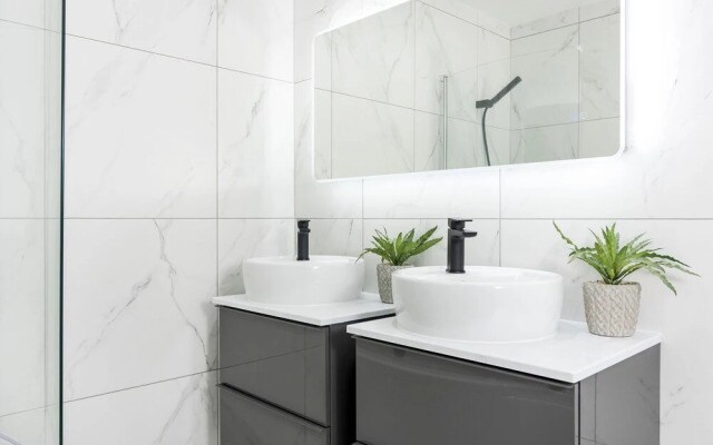 2 Bedrooms Apartment in Central London
