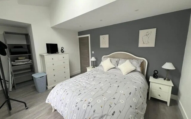 Whole House -sleeps4-parking-garden-bikinghiking