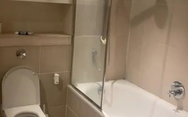 Lovely 1-bed Apartment Canary Wharf in London
