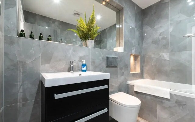 Luxurious 1 Bed Apartment - Free Wifi and Parking