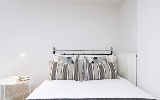 Stunning 1BR Kings Cross Flat!