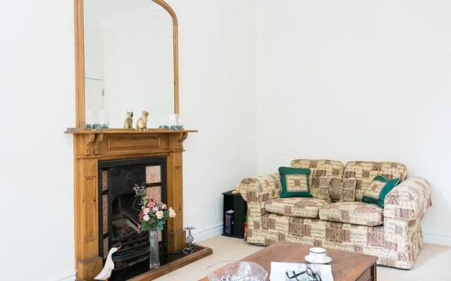 Traditional, Warm 1BR Flat in Maida Vale