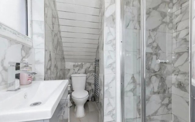 3 Bedroom House- Loughborough-sleeps 5-freeparking