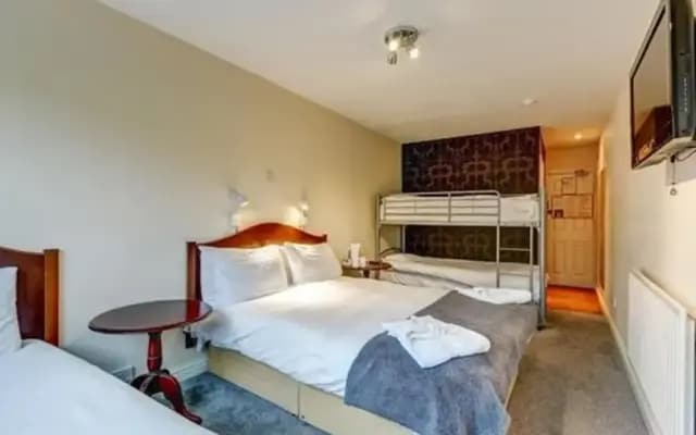 Commodore Hotel & Suites