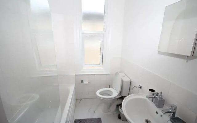 Great West Road Apartments [ Flat C ]