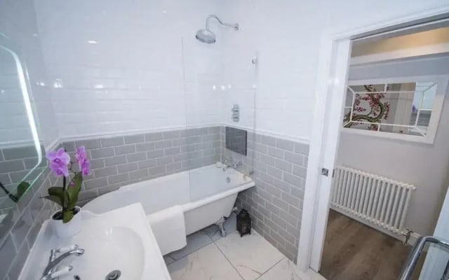 Spacious 2-bedroom Flat With 3 Beds in Ealing, W5