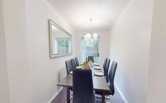 Comfort Stay Slough 3BR Home for Groups Families