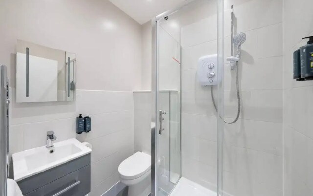 Large 1 Bedroom Studio in Old St