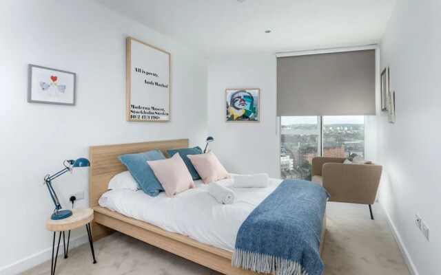 Bright 1 Bedroom Flat with Amazing Rooftop!