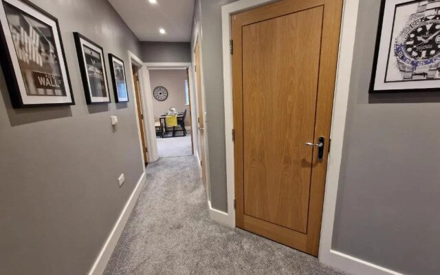 Entire Central 2 Bedroom Apartment (With Parking)