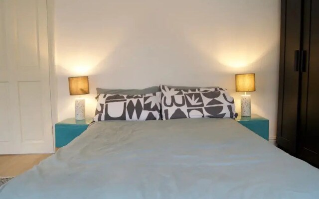 Elegant 2 Bed Close to Chatsworth Road