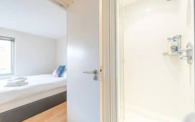 Spacious 2 Bedroom Apartment Near White City
