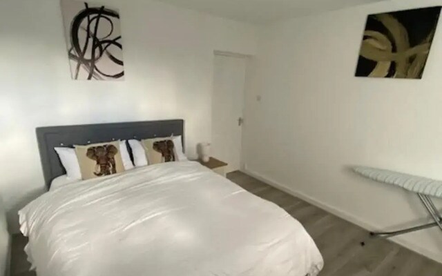 2 Bed - Sleeps 4 - With Parking