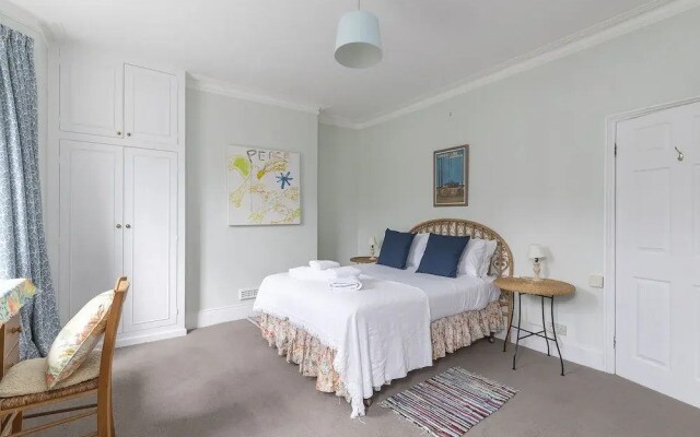 JOIVY Charming 3 bed house with a rooftop terrace