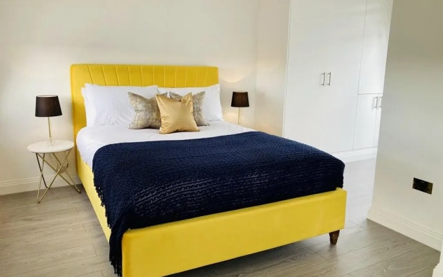 Contemporary 3-bed Apartment in Fulham, London