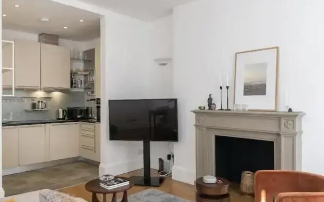 Generously Large 1 Bedroom Apartment in Farringdon