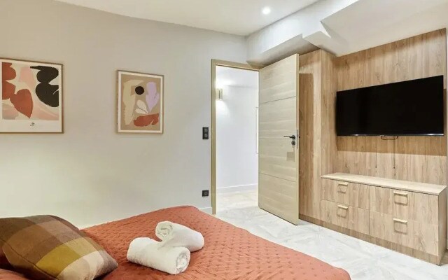 Superb Apartment Center of Paris Montmartre