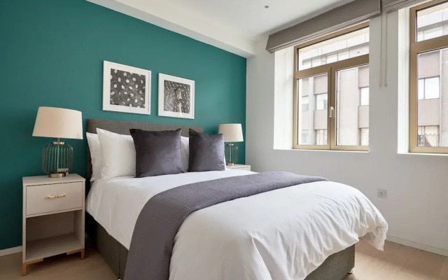 Sleek Oxford Circus Suites by Sonder