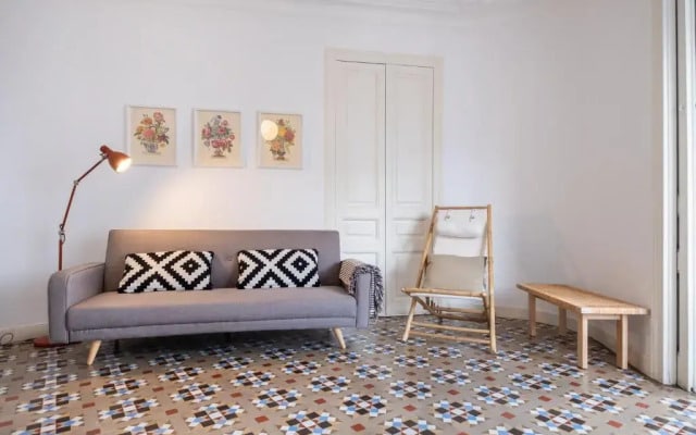 Sunny and Modernist apartment for groups in center