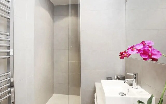 Luxury 3BDR Le Louvre I by Livinparis