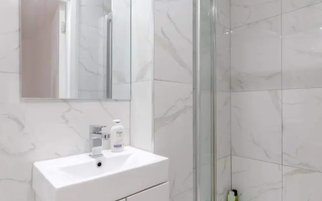 Spacious 4BD Home, Near Excel London!