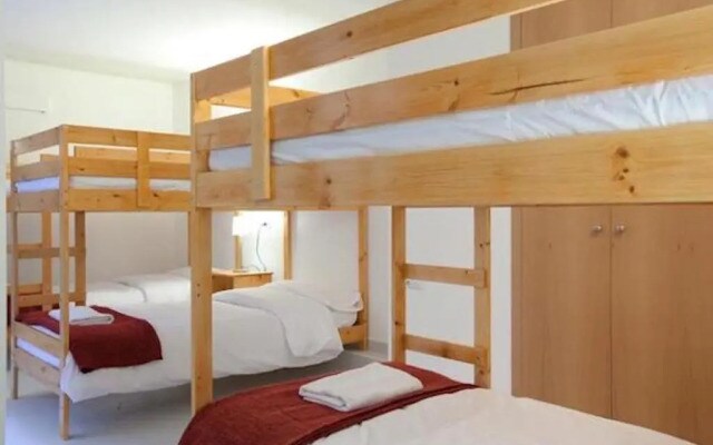 Spacious Apartment for Families Near Park Guell